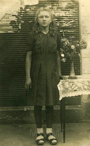 KKE 3832.jpg - Janina Szymiałojć (po mężu Cichosz) - siostra cioteczna Stanisławy Gil (po mężu Grabek), lata 40-te XX wieku.